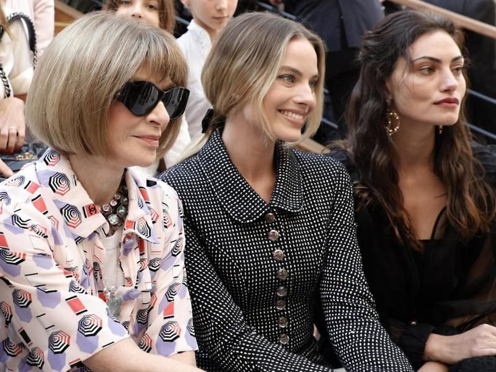 Vogue-Chefredakteurin Anna Wintour (l-r) und die Schauspielerinnen Margot Robbie und Phoebe Tonkin bei der Chanel-Schau. Foto: Kamil Zihnioglu