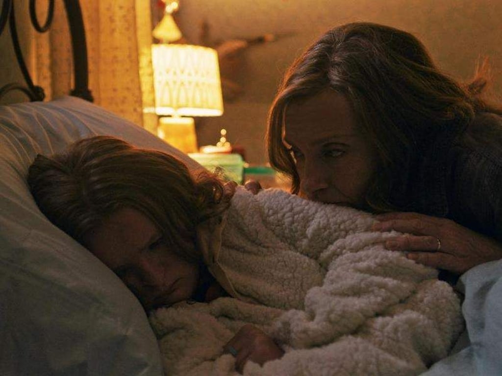 Annie (Toni Collette) versucht ihre Tochter Charlie (Milly Shapiro) aufzumuntern. Foto: Splendid Film