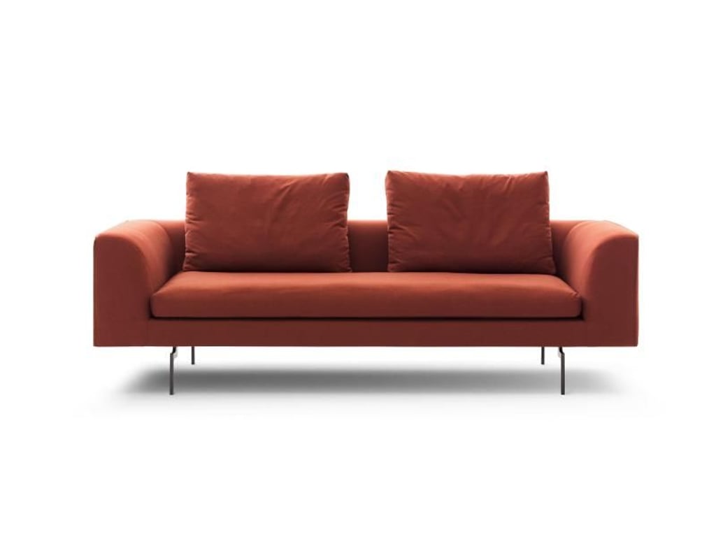 Mit Lücke: Vor der tiefen Lehne des neuen Sofas Moss von COR sitzen zwei Kissen mit deutlichem Abstand.
(ACHTUNG - HANDOUT - Nur zur redaktionellen Verwendung durch Themendienst-Bezieher im Zusammenhang mit dem genannten Text und nur bei vollständiger Nennung des nachfolgenden Credits.) Foto: COR