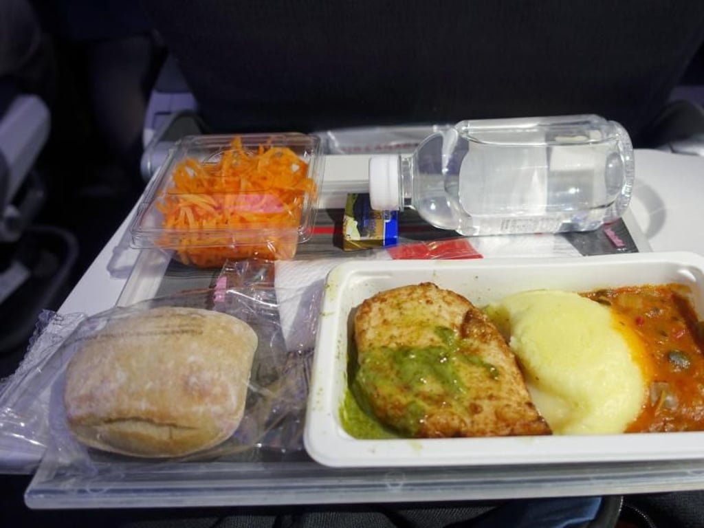 Hauptspeise, Salat, Brötchen, Butter, Wasser - so sieht bei vielen Airlines auf der Langstrecke das Essen aus. Foto: Alexandra Schuler