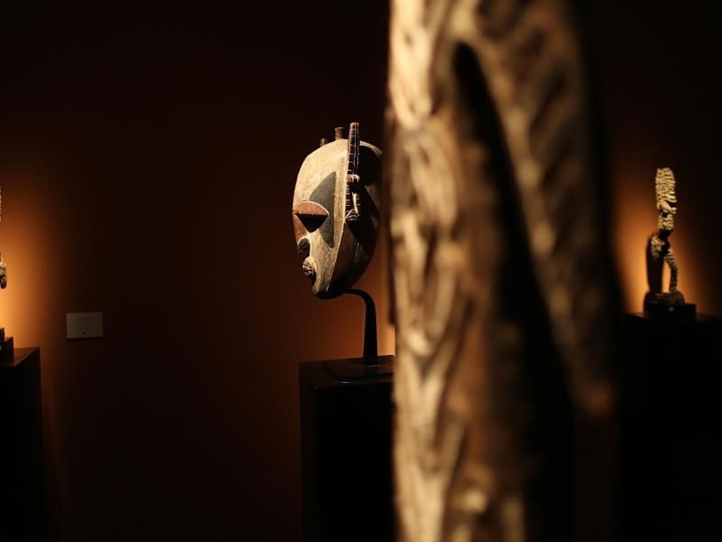 Eine Maske aus Papua-Neuguinea (m.) auf dem Stand der Galerie Monbrison in Maastricht. Foto: Oliver Berg