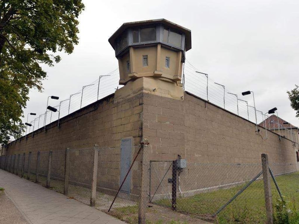 Der Wachturm auf der Außenmauer der Stasigefängnis-Gedenkstätte Berlin-Hohenschönhausen. Foto: Maurizio Gambarini/Archiv