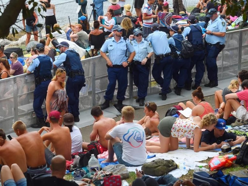 Stunden vor dem Jahreswechsel versammelten sich im Hafengelände von Sydney Hunderttausende. Foto: Mick Tsikas