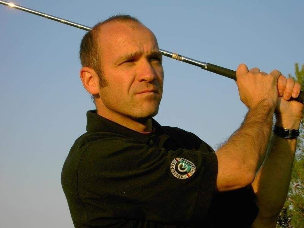 Aufwärmen ist auch für Hobbygolfer ein Muss. Golf-Coach Rainer Mund rät zur diagonalen Stimulation. Foto: Evi Kusch