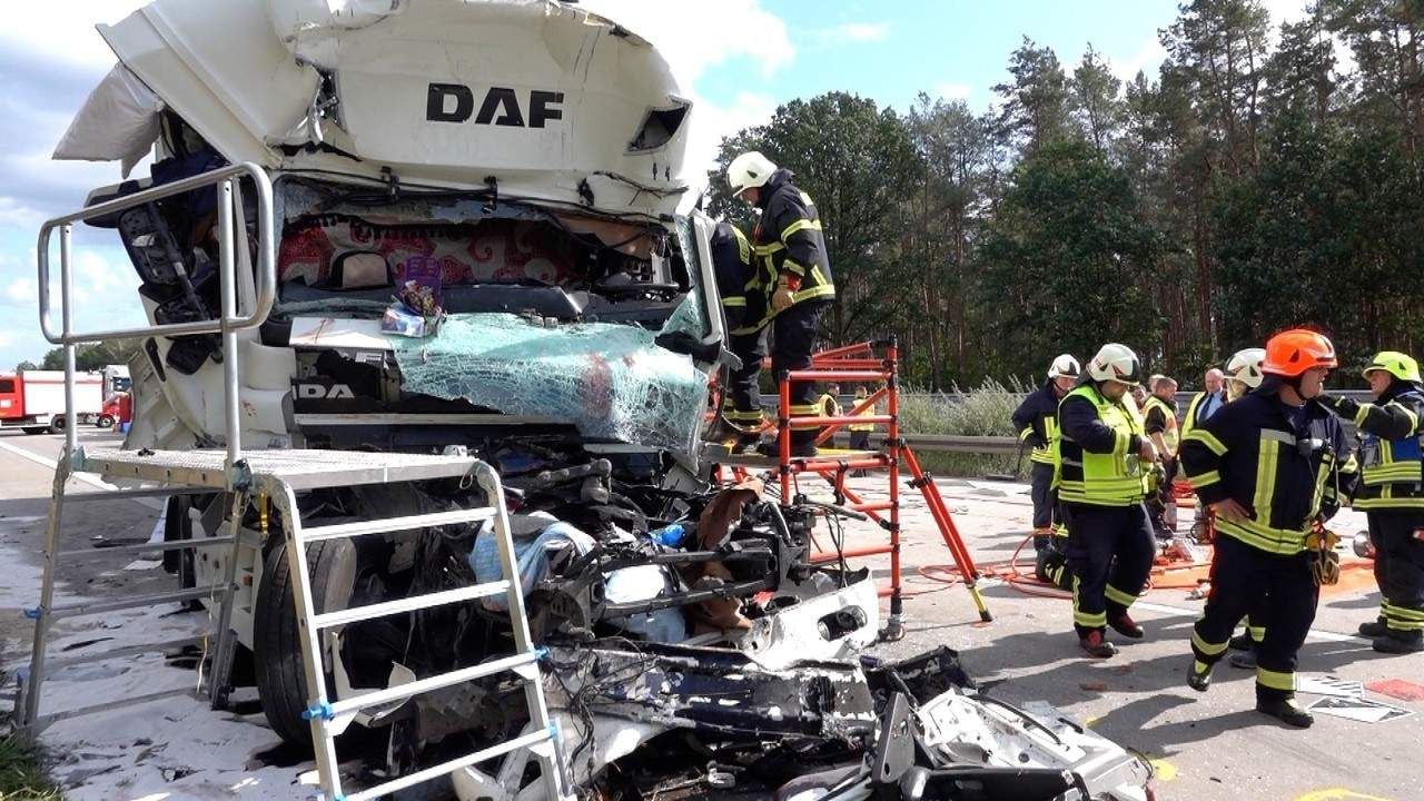 Tote Nach Lkw Unfall Auf A2 Bei Magdeburg