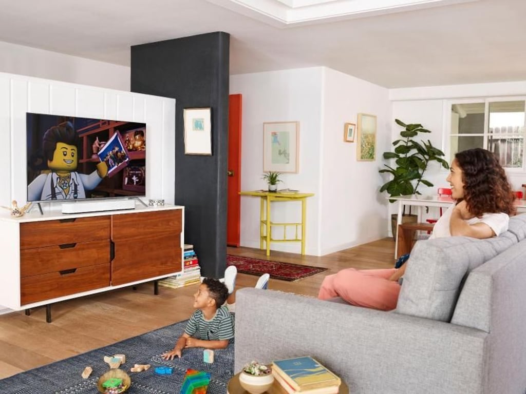 Mit dem Sonos Beam können Nutzer nicht nur Filmton und Musik hören, die Soundbar lässt sich auch per Sprache steuern. Foto: Sonos