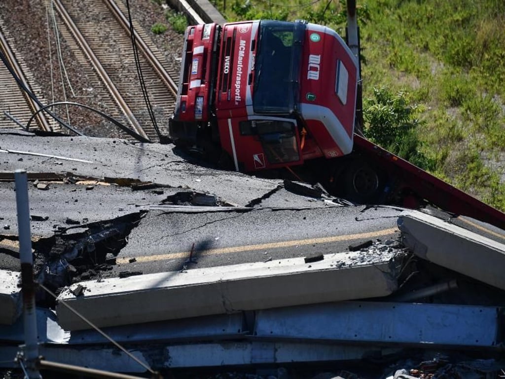 Ein Lastwagen liegt in den Trümmern des eingestürzten Polcevera-Viadukts. Foto: Luca Zennaro/ANSA