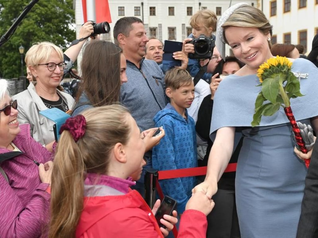 Königin Mathilde von Belgien begrüßt Schaulustige vor dem Schloss Friedenstein. Foto: Jens Kalaene