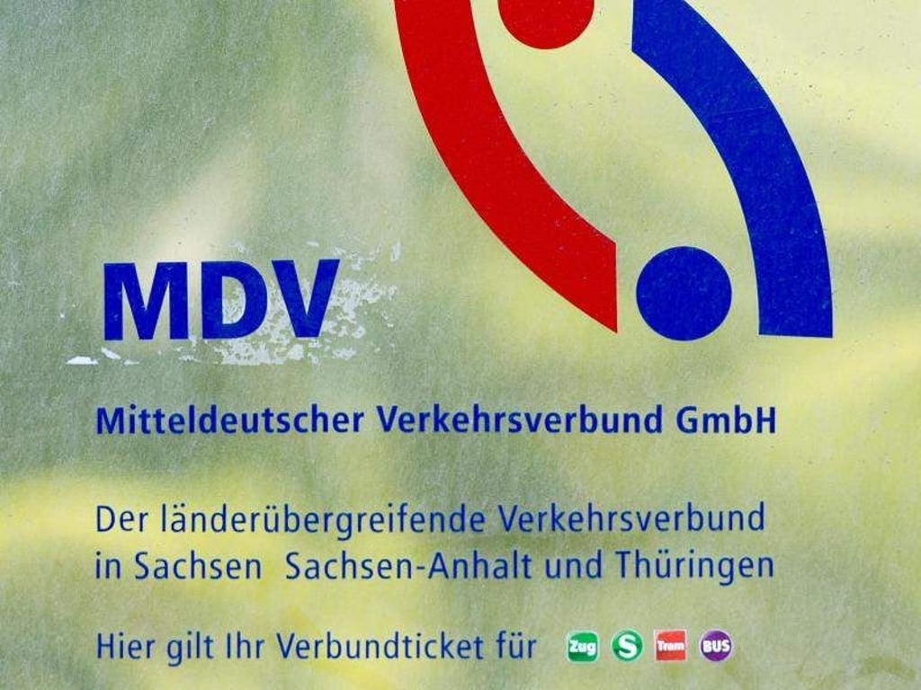 Das Logo und der Schriftzug des Mitteldeutschen Verkehrsverbundes (MDV). Foto: Peter Endig/Archiv