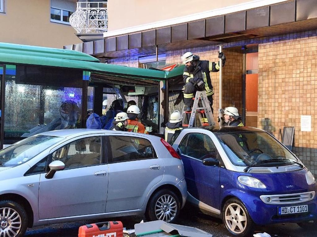 Einsatzkräfte von Feuerwehr und Polizei an der Unfallstelle. Foto: Rene Priebe