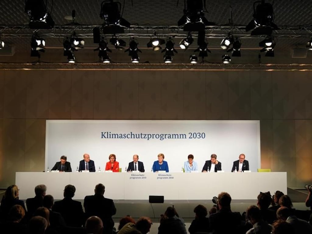 Der kommissarische SPD-Fraktionsvorsitzende Rolf Mützenich (l-r), Unionsfraktionschef Ralph Brinkhaus, die kommissarische SPD-Vorsitzende Malu Dreyer, Finanzminister Olaf Scholz, Kanzlerin Angela Merkel, Verteidigungsministerin Annegret Kramp-Karrenbauer, der bayerische Ministerpräsident Markus Söder und CSU-Landesgruppenchef Alexander Dobrindt geben nach der Sitzung des Klimakabinetts eine Pressekonferenz. Foto: Kay Nietfeld