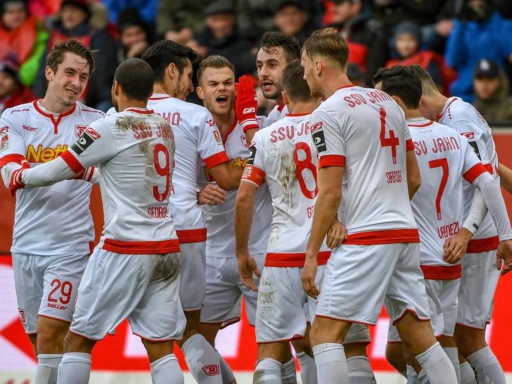 Die Spieler von Jahn Regensburg feiern das 1:0 beim FC Ingolstadt. Foto: Armin Weigel
