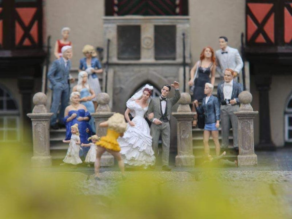 Figuren stehen auf der Rathaustreppe im Miniaturenpark. Foto: Matthias Bein/Archiv