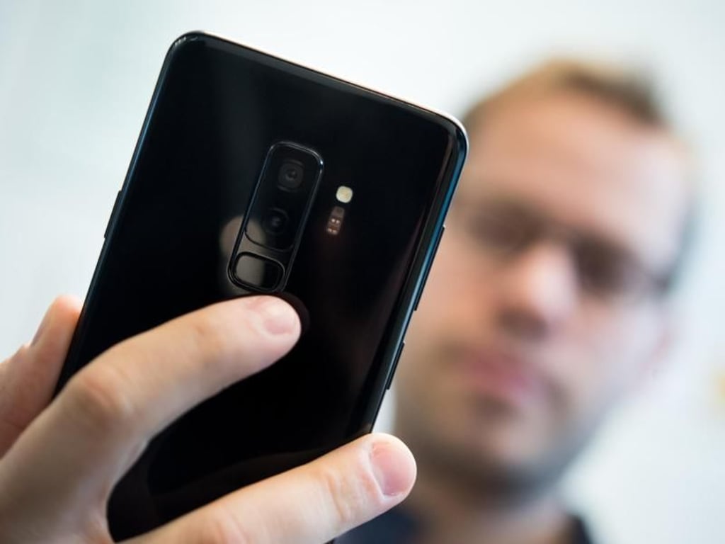 Keine verschmierte Kameralinse mehr: Beim Galaxy S9 und S9+ (hier im Bild) hat Samsung den Fingerabdrucksensor günstiger unterhalb der Kamera platziert. Foto: Franziska Gabbert