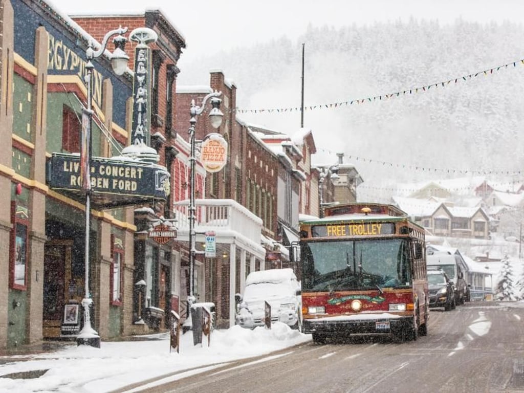 Trolley-Bus auf der Main Street von Park City vor dem Egyptian Theatre - einmal im Winter kehrt Hollywood-Glamour in den Skiort ein. Foto: Park City Chamber Bureau