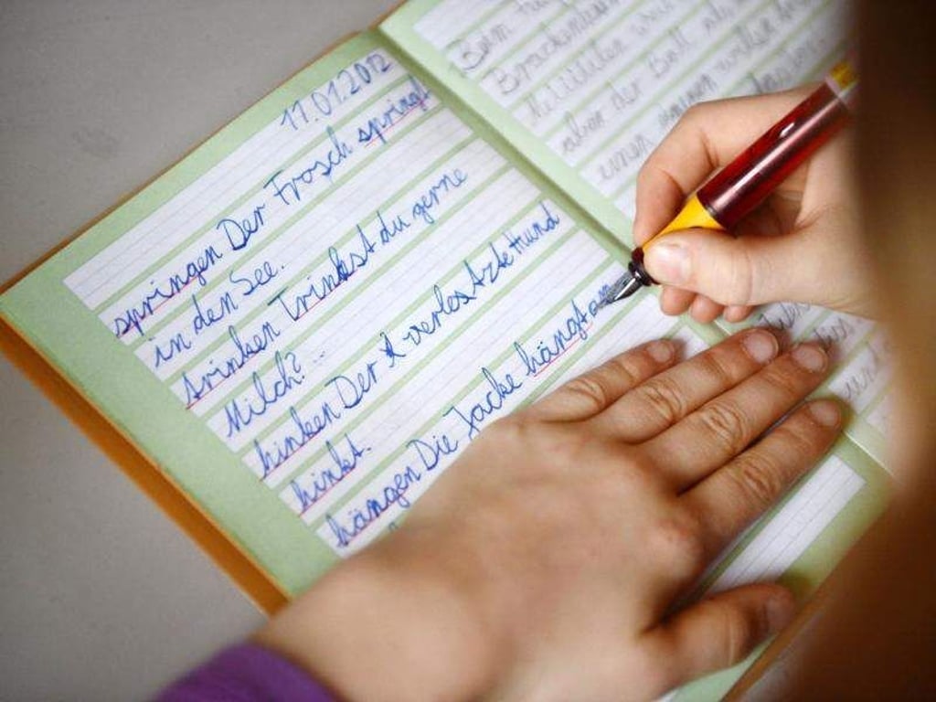 Viele Eltern und Lehrer bemängeln das schlechte Rechtschreibniveau von Schülern. Die Lesen-durch-Schreiben-Methode ist jedoch nicht die einzige Ursache für das Dilemma. Foto: Jens Kalaene