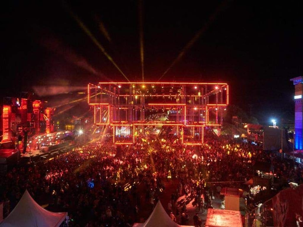 Tausende Raver tanzen durch die Nacht. Foto: Thomas Frey