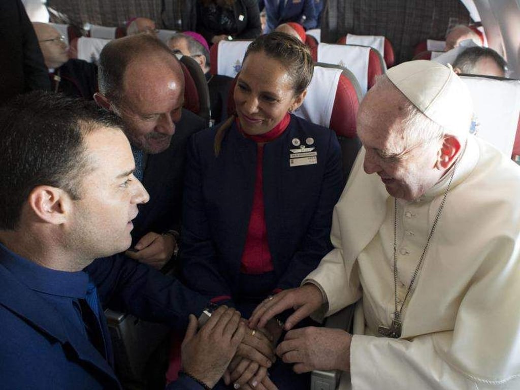 Heirat im Himmel: Papst Franziskus traut die Flugbegleiter Carlos Ciuffardi und Paola Podest auf dem Flug von Santiago de Chile nach Iquique. Foto: Divisione Produzione Fotografica/Vatican Media