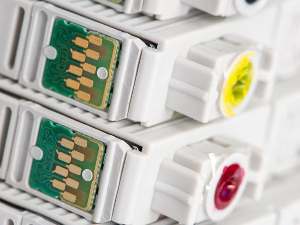 Chip des Anstoßes: Anhand des kleinen Elektronikbauteils an den Patronen können Druckerhersteller erkennen, ob eigene oder fremde Produkte eingesetzt sind. Foto: Andrea Warnecke