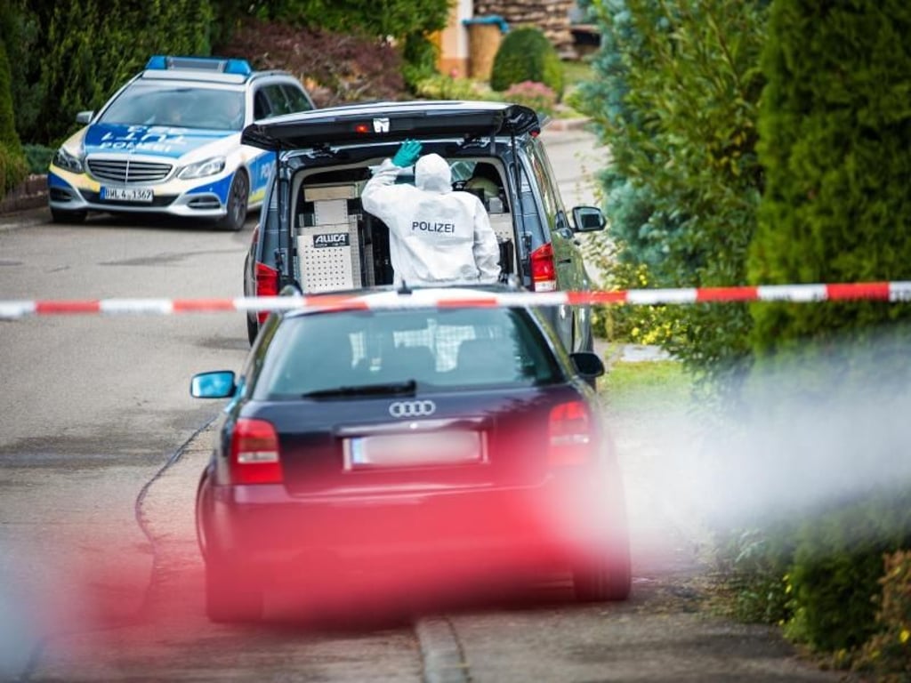 Ein Mitarbeiter der Spurensicherung vor dem Haus in Villingendorf. Foto: Christoph Schmidt