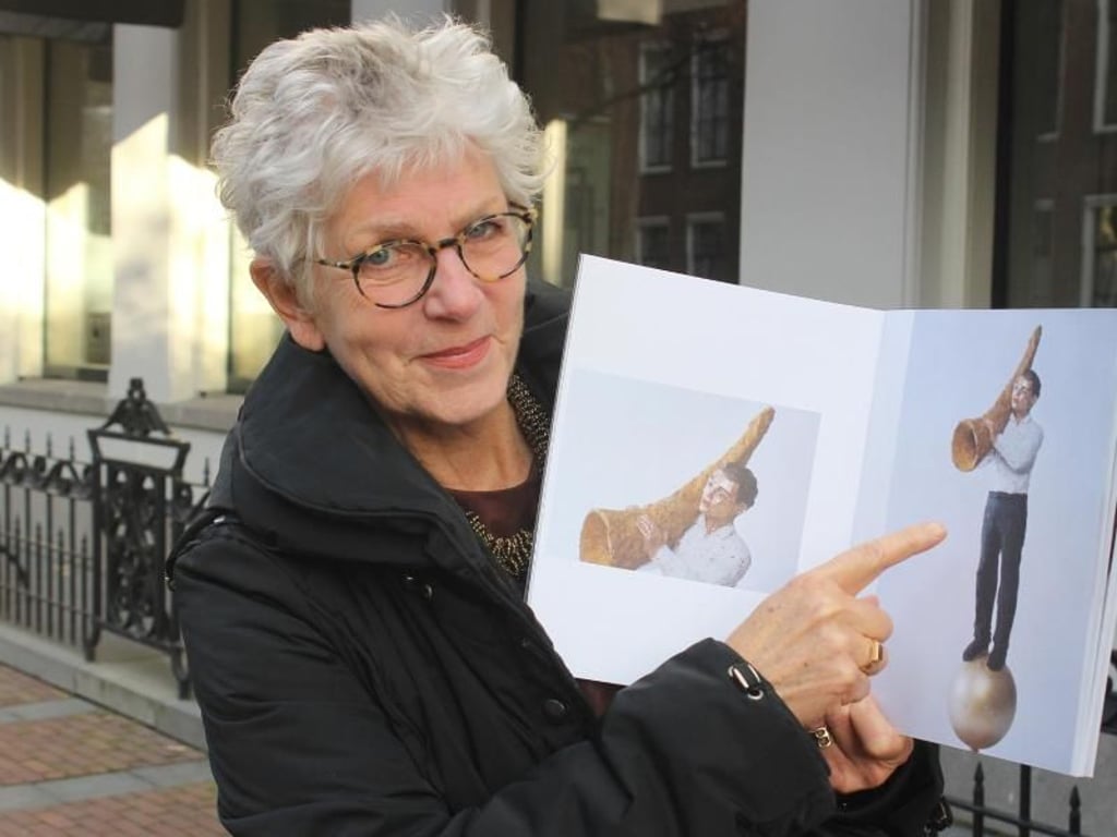 Anna Tilroe hatte die Idee für das Projekt «11 Fountains». Der Brunnen für Sneek kommt von Stephan Balkenhol aus Deutschland: eine mannshohe Figur auf einer goldenen Weltkugel. Foto: Bernd F. Meier/dpa-tmn
