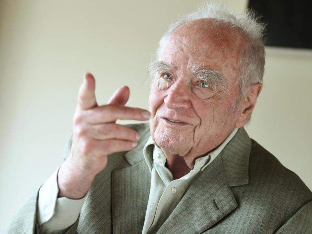 Der Schriftsteller Martin Walser ist ein Fan der Bundeskanzlerin Angela Merkel. Foto: Felix Kästle