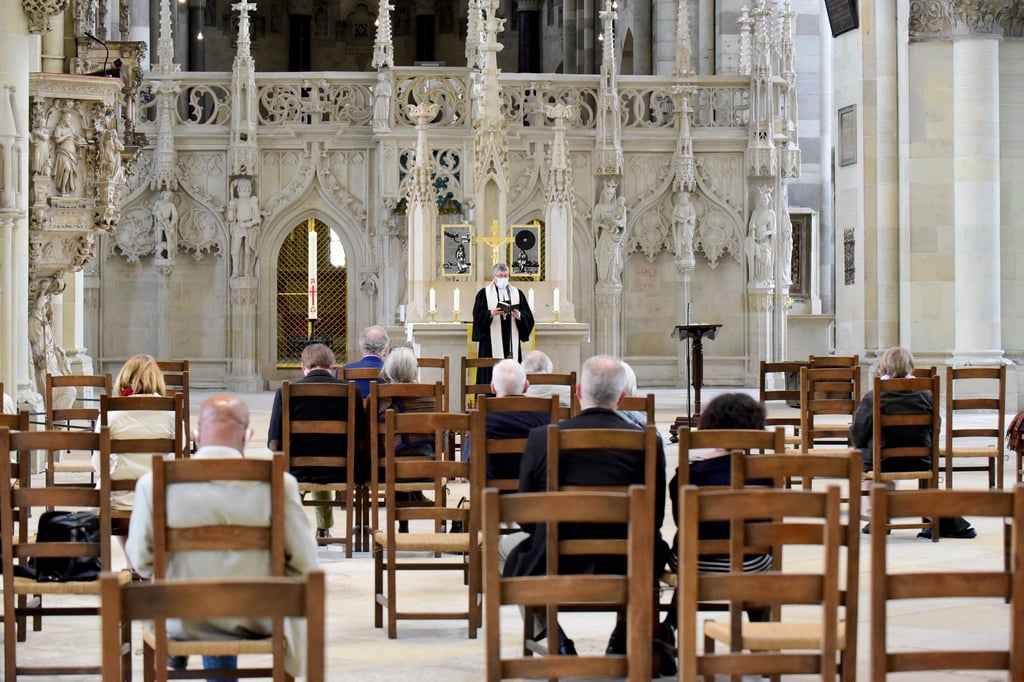 Foto: Uli Lücke- - Ihren ersten Gottesdienst seit Ausbruch der Corona Pandemie feierten am Sonntag, 10.5.2020, Christen im Magdeburger Dom. Unter Einhaltung strenger Regeln kamen etwa 60 Gläubige, um mit Landesbischof Friedrich Kramer zu beten.