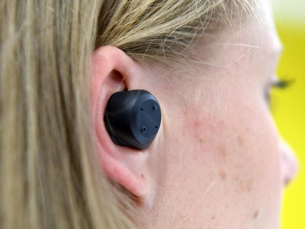Knopf im Ohr, aber auch ein Sprachassistent. Moderne Bluetooth-Ohrstöpsel können nicht nur Musik abspielen, sondern bringen auch den auf dem Smartphone vorhandenen Sprachassistenten ins Ohr. Foto: Andrea Warnecke/dpa-tmn