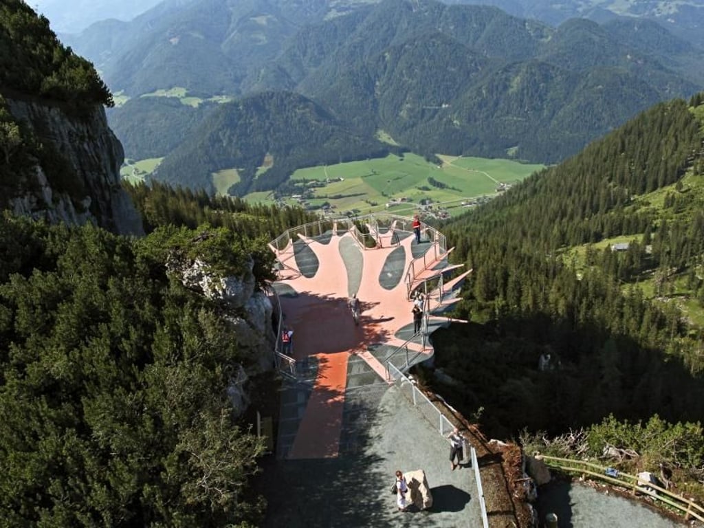 Einen Skywalk in Form einer Fächerkoralle kann man im Triassic Park Waidring in den Chiemgauer Alpen erleben. Foto: Bergbahnen Steinplatte Waidring/Oberleitner