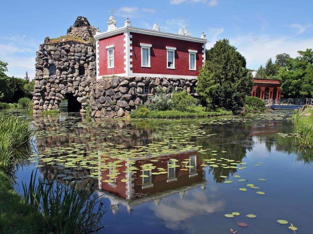 Spaziergänger besichtigen die Insel Stein mit der Villa Hamilton im Wörlitzer Park (Sachsen-Anhalt). Foto: Jan Woitas/Archivbild