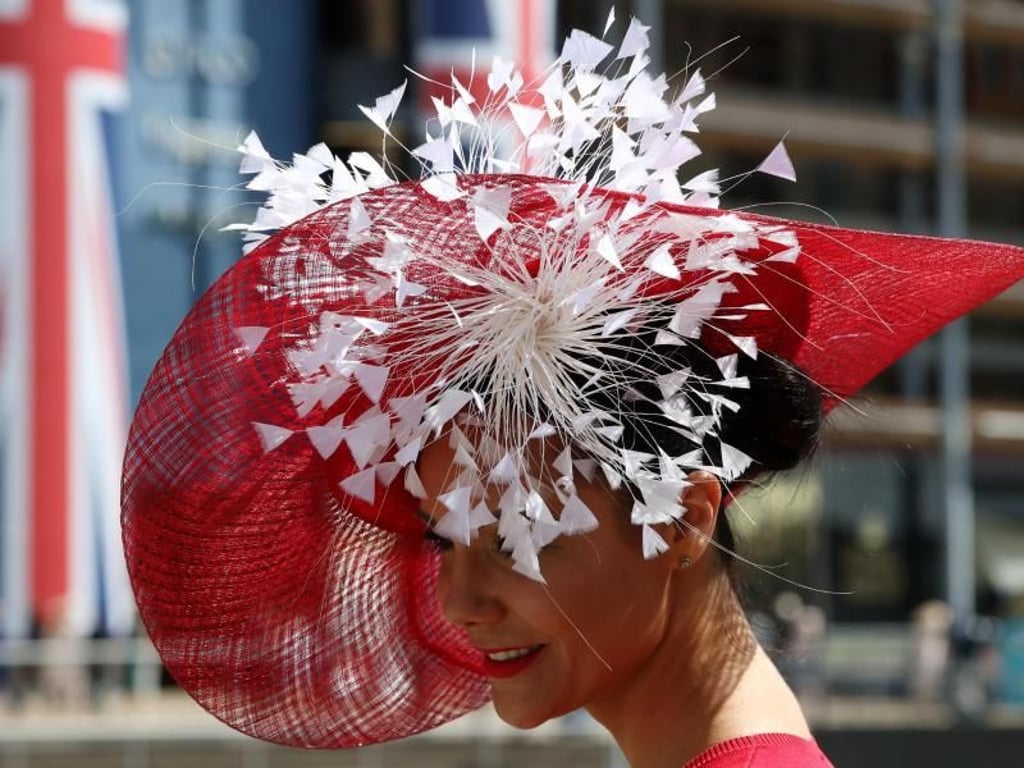 Jenny Pacey zeigt ihren Hut. Foto: Jonathan Brady/PA