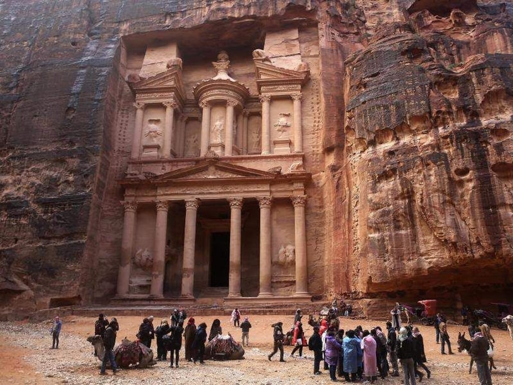 Die im Süden Jordaniens gelegene Felsenstadt Petra ist eine der größten Sehenswürdigkeiten des Nahen Ostens und seit 1985 Unesco-Weltkulturerbe. Foto: Sam Mcneil/AP