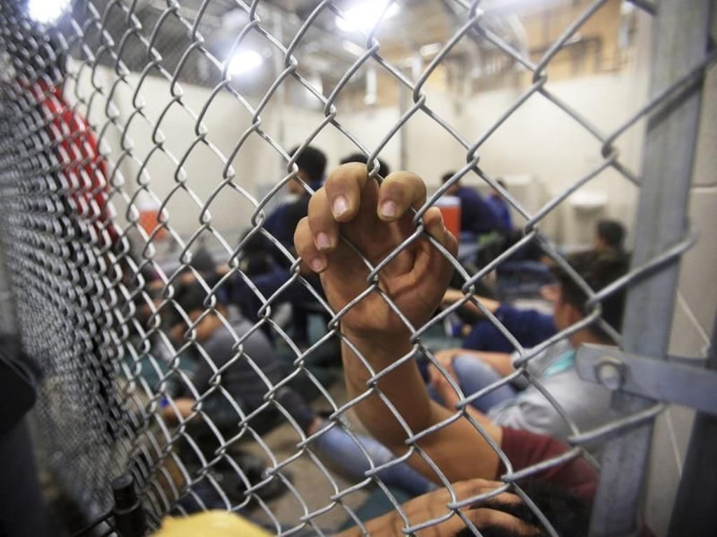 Inhaftierte Migranten in einer Einrichtung des US-Grenzschutzes. Foto: Joel Martinez/The Monitor/AP
