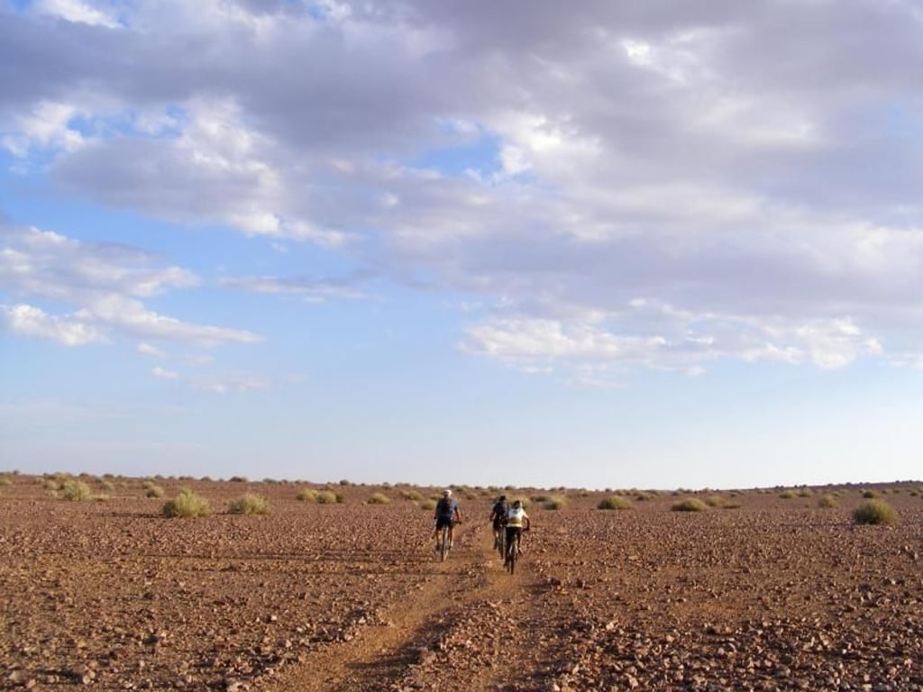 Erster Tag, die kürzeste Etappe, hier zwischen dem Camp Hobas und dem Fish River Canyon: weites Land. Foto: Christian Selz/dpa-tmn