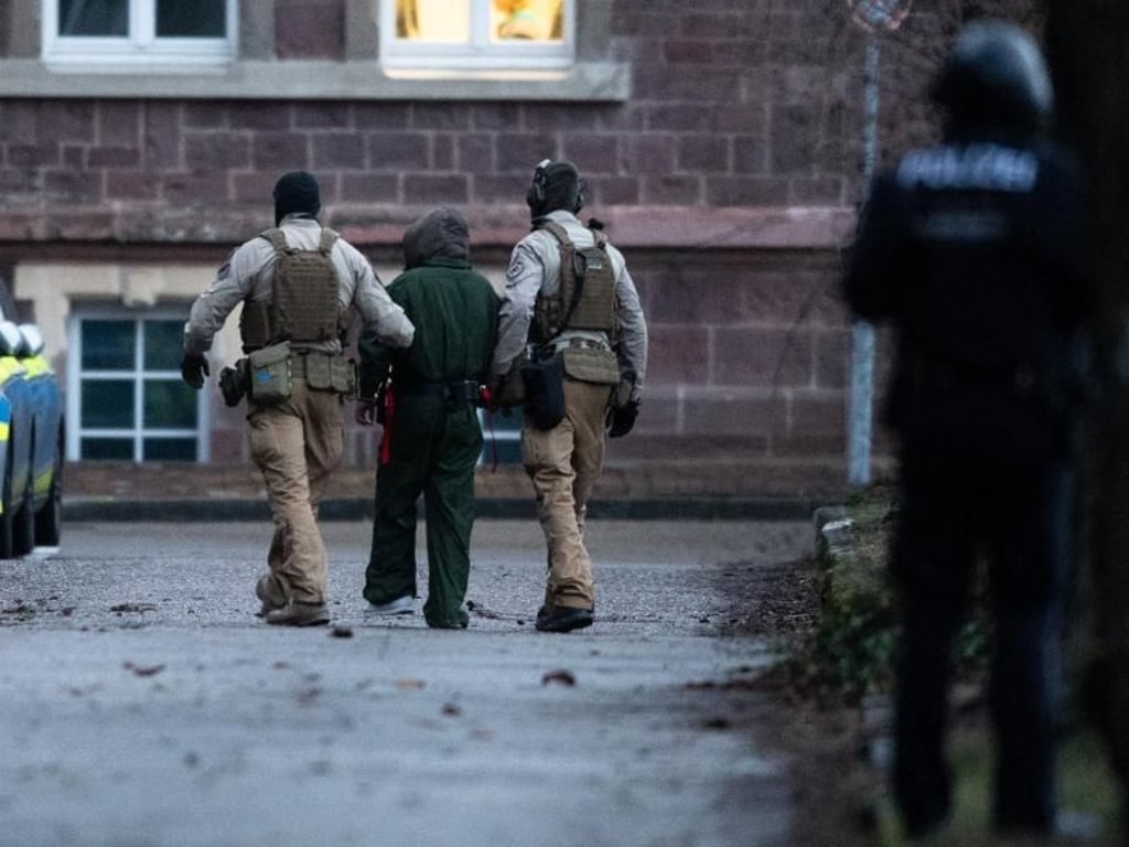 Beamte des Bundeskriminalamtes haben im Kreis Dithmarschen drei Männer aus dem Irak festgenommen. Sie sollen einen Terroranschlag in Deutschland geplant haben. Foto: Fabian Sommer