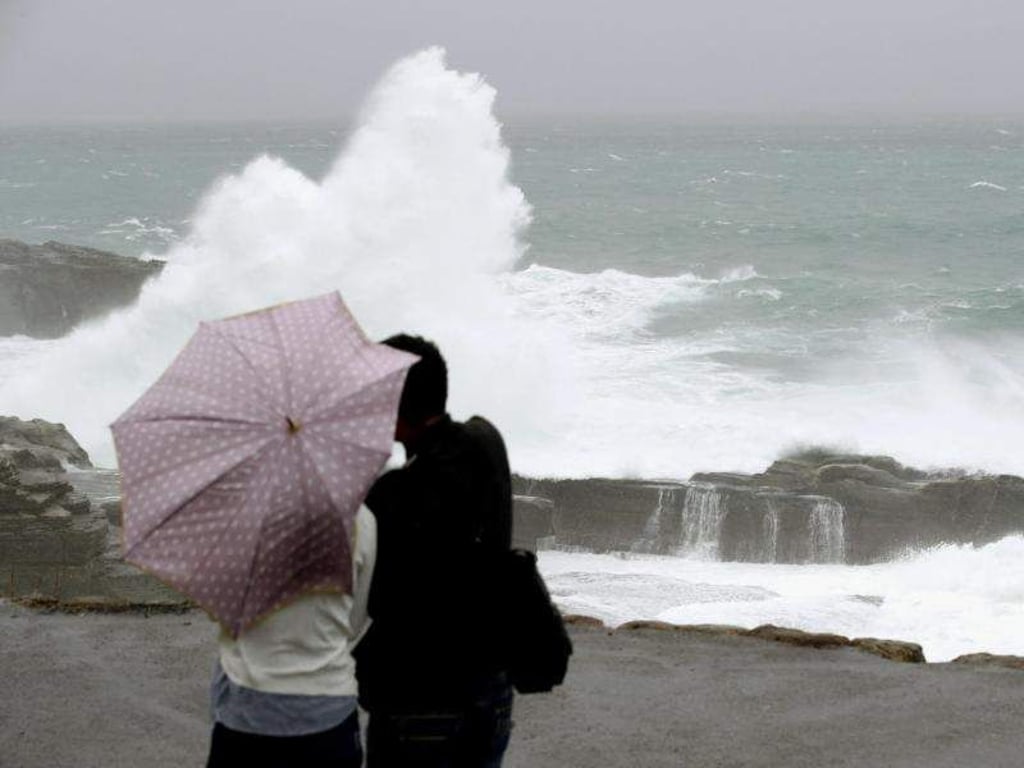 Hohe Wellen peitschen an die Küste bei Shirahama. Foto: kyodo
