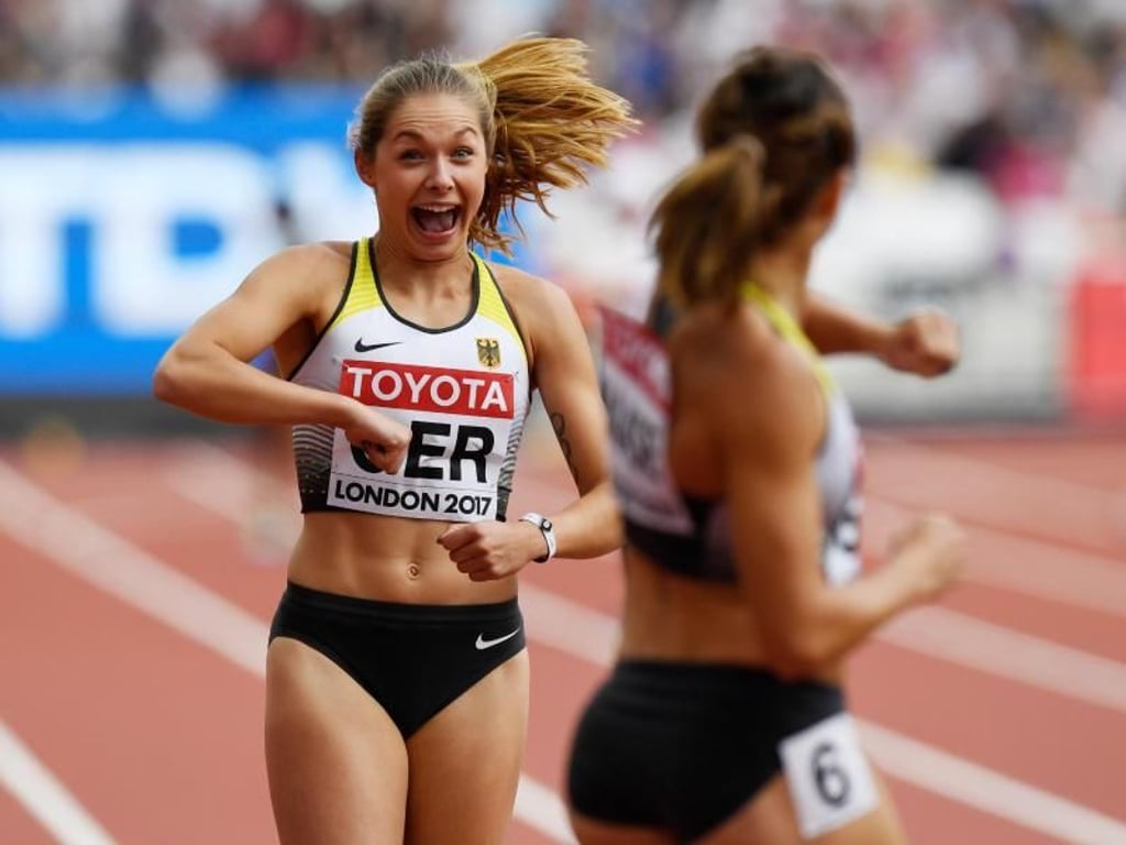 Gina Lückenkemper (l) und Rebekka Haase freuen sich nach dem Vorrundenlauf in der Staffel über 4x100. Foto: Rainer Jensen