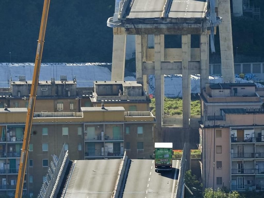 Blick auf die gewaltige Lücke in der Morandi-Brücke. Foto: Luca Zennaro/ANSA/AP