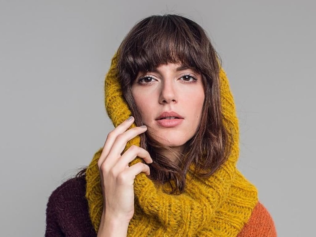 Lässig und gemütlich sind die Snoods - sie kombinieren Schal und Kapuze. Foto: Initiative Handarbeit/Georg Roske