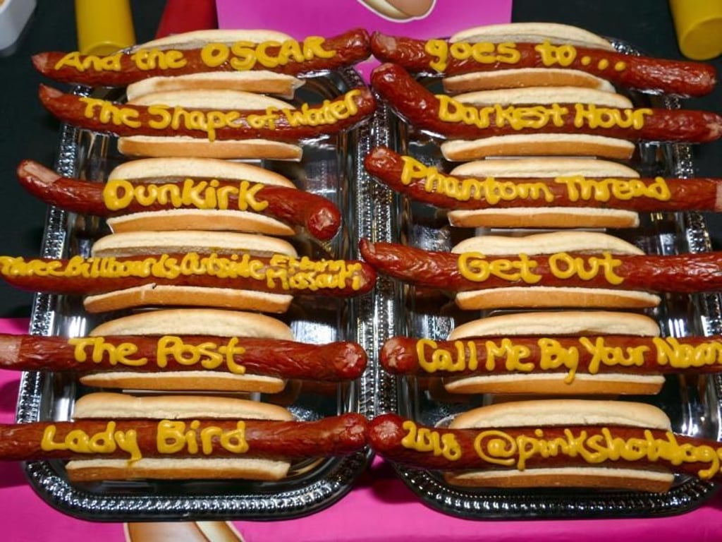 Zum Reinbeißen: Die Oscar-Anwärter in der Kategorie «Bester Film» als Hot Dogs. Dies ist eine Tradition des Restaurants Pink's Hot Dogs. Foto: Barbara Munker