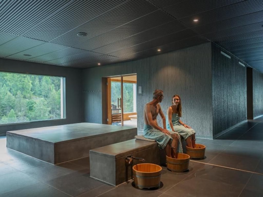 Die «Wellness-Herberge 4000» in Saas Fee ist mit Schwimmbad samt Wellness-Bereich verbunden. Foto: Swiss Youth Hostels/Michel van Grondel
