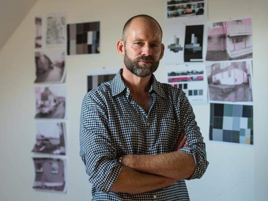 Der Professor für Farbenlehre am Fachbereich Gestaltung der Hochschule Mainz hat entlang des 26. Längengrades 22 europäische Städte bereist und deren individuelle Farbsignaturen ermittelt. Foto: Andreas Arnold