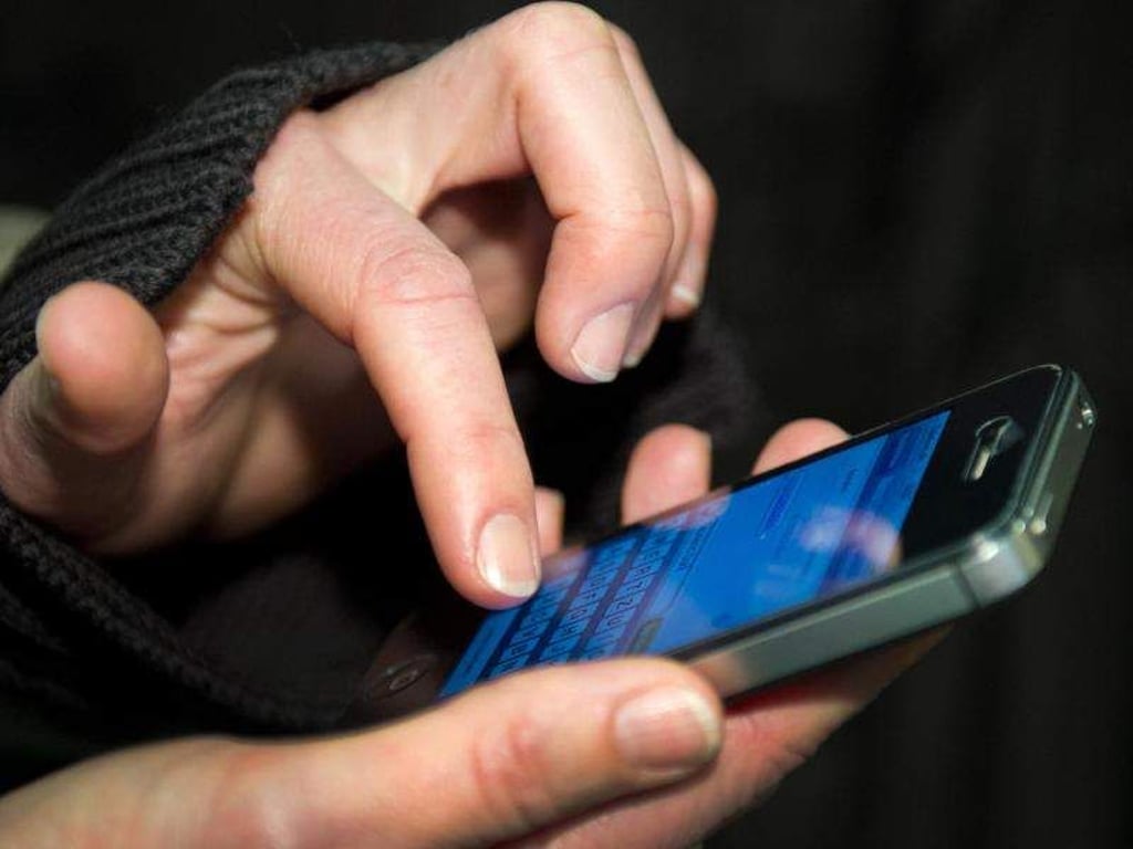 Wer viele SMS schreibt, dauernd telefoniert und häufig im Internet surft, für den lohnt sich oft ein Allnetflat-Tarif. Für mäßige Nutzer ist ein Volumentarif meist sinnvoller. Foto: Peter Kneffel