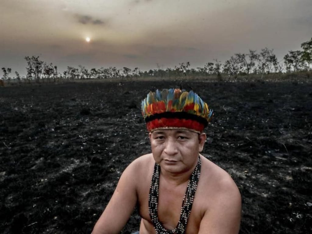 Antonio Enésio Tenharin, Anführer der indigenen Tenharin, sitzt auf einem Feld, das durch die verheerenden Brände im brasilianischen Amazonasgebiet zerstört wurde. Foto: Xinhua/Ae/Gabrielabiró/NOTIMEX