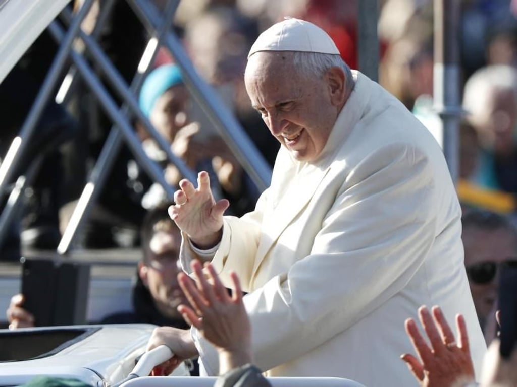 Papst Franziskus begrüßt die Gläubigen bei seiner Ankunft im Santakos-Park. Foto: Mindaugas Kulbis/AP