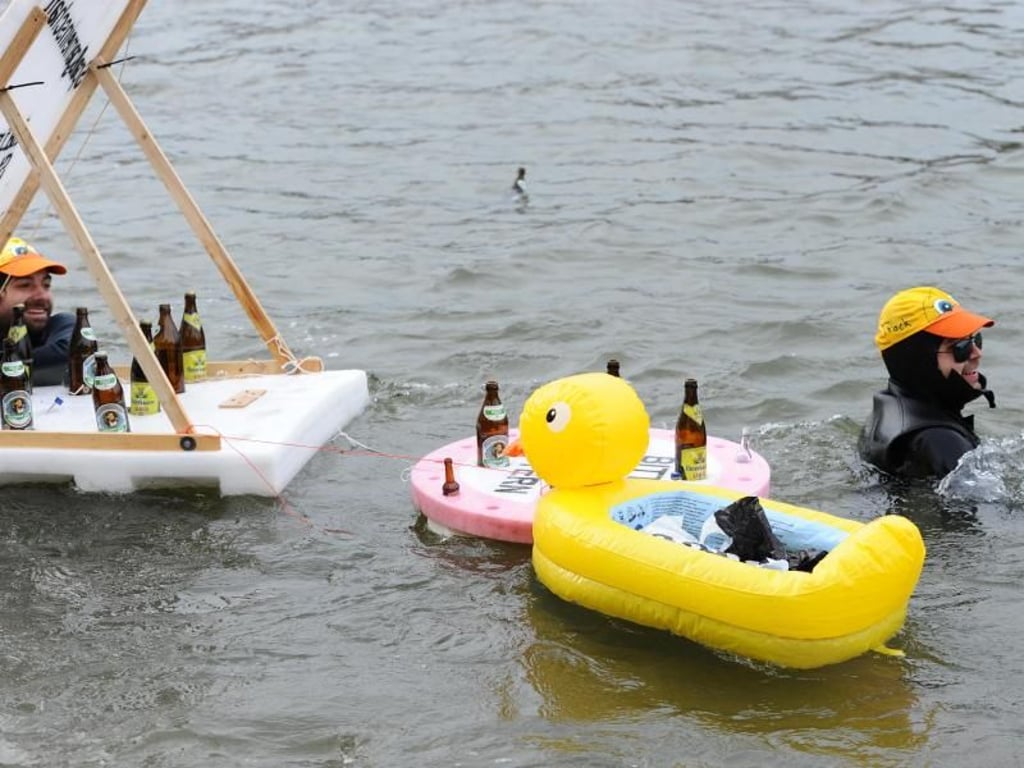 Mit Badeente und Bier: 2241 wagemutige Teilnehmer haben sich beim größten Winterschwimmen Europas in die eiskalten Fluten gestürzt. Foto: Andreas Gebert