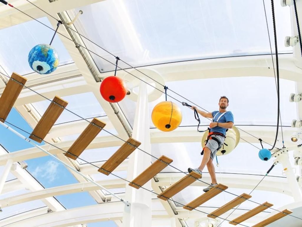 Langweilig muss es auf hoher See nicht werden. Bei Aida zum Beispiel können Reisende sich unterwegs in Klettergärten versuchen. Foto: Autumn Sonnichsen/Aida