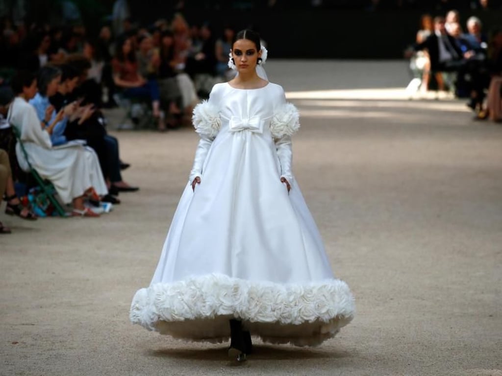 Ein Brautkleid von Lagerfeld, das mit dem feinen schmalen Oberteil und dem üppig gebauschten Rock für jede royale Hochzeit getaugt hätte. Foto: Francois Mori