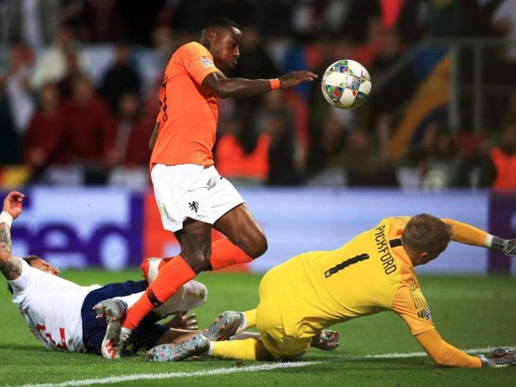 Englands Kyle Walker (l) fälscht den Ball ins eigene Tor zum 2:1 für die Niederlande ab. Foto: Mike Egerton/PA Wire