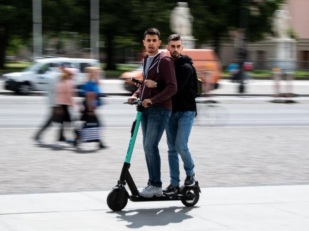 Auch das ist verboten: Touristen fahren zu zweit auf einem E-Roller durch Berlin-Mitte. Foto: Bernd von Jutrczenka